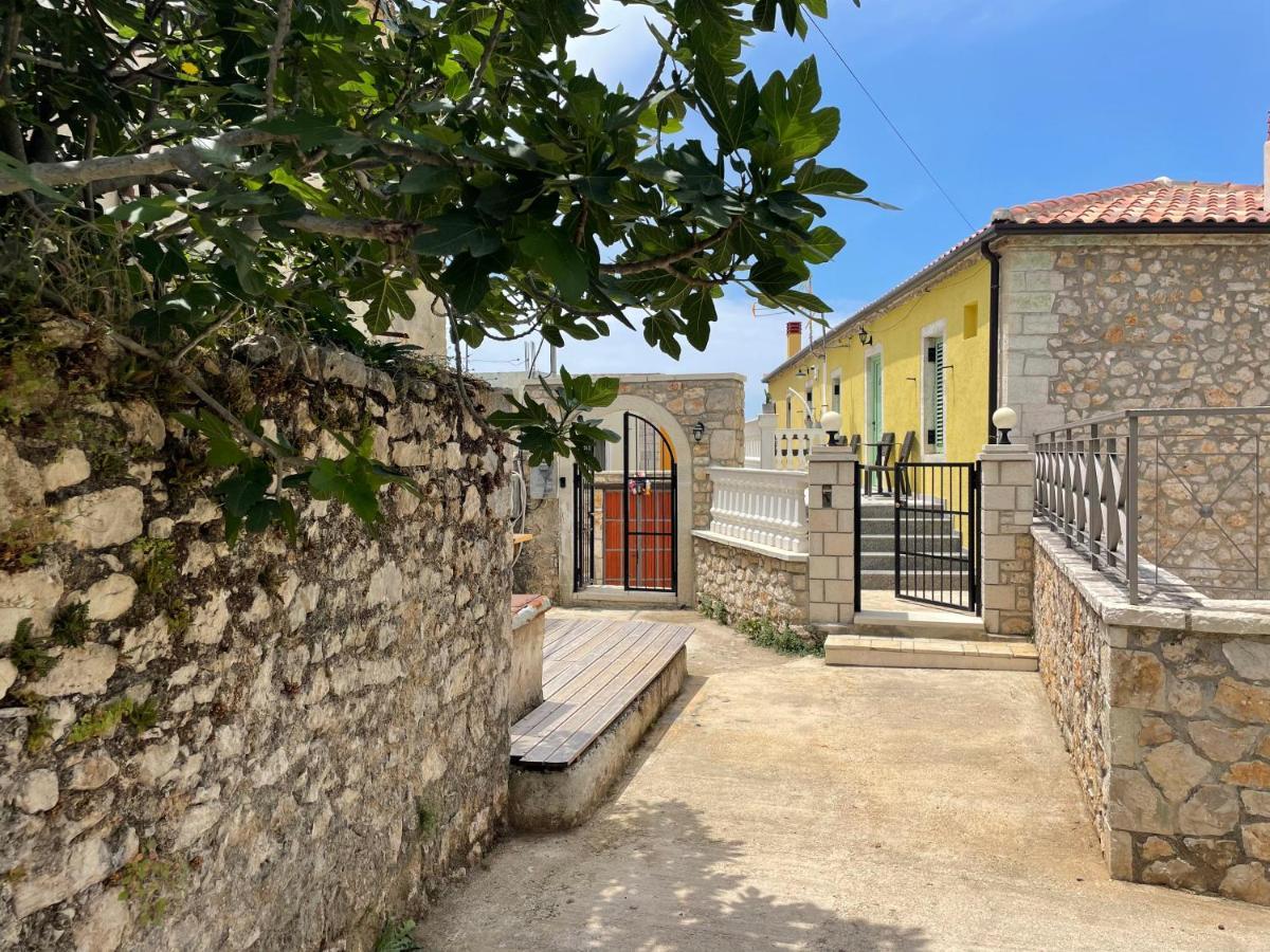 Mpolanos Guesthouse Himara Kültér fotó